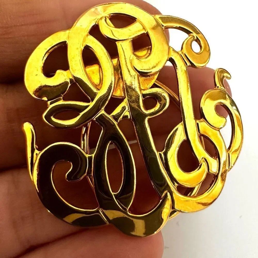 Monogram Style  Gold Tone Classic scarf clip